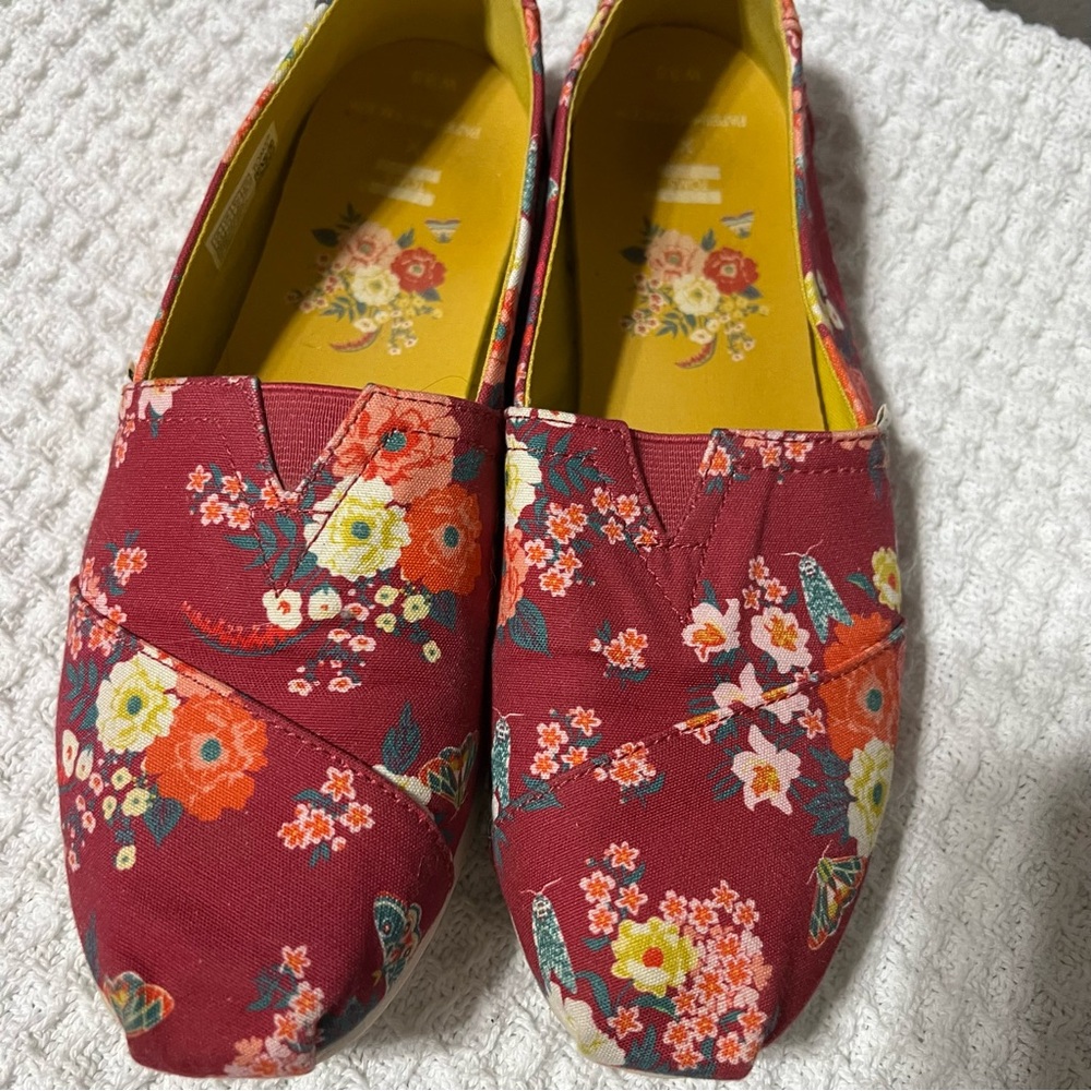 Toms floral alpargatas, women’s size 9.5.  Burgundy floral patterned canvas.